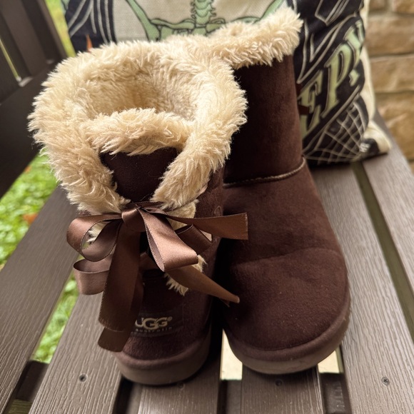 Fuzzy Brown Bow Boots - Picture 1 of 6